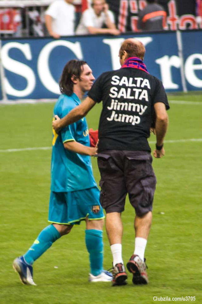 𝐓𝐇𝐄 𝐆𝐑𝐄𝐀𝐓𝐄𝐒𝐓 𝐏𝐈𝐓𝐂𝐇 𝐈𝐍𝐕𝐀𝐃𝐄𝐑 𝐎𝐅 𝐀𝐋𝐋 𝐓𝐈𝐌𝐄

Kila jambo lina fundi wake liwe la kipuuzi au la maana, lazima atakuepo mtaalamu mwenye ujuzi nalo ndio mana walikuepo mafundi wa Mbavu kama Charlie Chaplin na sasa wapo wakina Joti walikuepo watu smart kichwani Kama Albert Eistein na Isac Newton wameacha alama yao kila jambo na mkali wake

Fikra zangu zinarudi nyuma miaka 15, Brazil walipokuja kucheza na Taifa stars, tulipigwa bao 5-1 bao pekee la Jabir Aziz Stima kona ya Uhuru Seleman, lakini ktk mchezo ule nalikumbuka sana Tukio la Yule mchizi alieruka jukwaani na kwenda kumkumbatia Ricardo kaka alitimiza ndoto adimu sana kuifikia hasa ukiwa Africa 

Pale Hispania kuna mwamba anaitwa Jaume Marquet maarufu kama Jimmy Jump kutoka Catalonia amejizolea umaarufu mkubwa kote duniani sababu ya tabia zake za kuvamia shughuli hafanyi hivi kwenye soka tu kwani ameshatisha mpaka kwenye mbio za magari  na Tennis 

Jimmy  alijizolea sifa kibao tangia 2004 alipovamia uwanjani ktk fainali ya Euro mechi baina Ugiriki na Ureno na kumrushia bendera ya Barca, Luis Figo aliekua amehamia Madrid miaka minne nyuma tukio hili lilitokea kama majibu ya yeye kuhama Barca 

Kwenye mechi ya Nusu Fainali michuano ya Ulaya msimu wa 2005/06 kati ya Arsenal na Villarreal alikimbia kwenye njia za uwanja kabla kipindi cha pili akijaanza kisha kuvamia uwanja na kumfuata Thiery Henry akiwa na jezi ya Barcelona namba 14 ambapo badae tarehe 25 June 2007 Henry alijiunga nao

Katika fainali ya ligi ya mabingwa ulaya mwaka  2007 iliyopigwa Athens Ugiriki baina Ya Liverpool na AC Milan, Jimmy alivamia uwanjani akiwa na bendera ya Ugiriki  tukio ambalo Television za uwanjani hazikumulika

mwaka huohuo alivamia mechi ya Bayern na Barca baada ya messi kufunga kisha kumvalisha Messi kofia kubwa nyekundu

 Katika mechi za Euro 2008 alivamia nusu fainali kati ya Ujerumani na Uturuki, huku akiwa na Bendera ya Tibet yenye maandishi "Tibet is Not China"

 Julai 11 mwaka 2010 pale kwa madiba, Johannesburg dakika chache kabla ya mechi ya fainali baina Uholanzi na Hispania

Baada tu ya kombe kutolewa kama ilivyotaratibu ya fainali Jimmy aliruka na kwenda kuligusa kombe huku akitaka kulivesha barret kabla hajazuiwa na walinzi alipigwa faini ya Rand 2000

Jimmy sio msumbufu na maarufu tu kwenye soka!

 Mwaka 2004 aliKimbia katika  njia za magari ya Formula 1  kwenye mbio za Hispania (Spanish Grand Prix) kabla mbio hazijaanza licha ya kua na mashabiki wengi, alikosolewa vikali sana kwakua alihatarisha uhai wa madereva na licha ya kwamba Magari yalikua kwenye kasi ya kawaida sababh ilikua ni mwanzo

Mwaka 2009   katika fainali za mmoja mmoja upande wa  Wanaume za French open alivamia Court na kumsogelea kwa nguvu Roger Federar kutaka kumdhuru kwa kulazimisha kumvesha kofia alifungwa miezi 12 jela

Jimmy hakuishia hapo

ktk tukio la  Eurovision Song contest 2010 huko Norway alivamia stage akicheza mziki wakati  Daniel Diges akiimba aliposhuka stejini alipelekwa polisi moja kwa moja na kupigwa faini kubwa

Mwaka 2011 alivamia wakati wa ugawaji wa tuzo za Goya ambapo alivamia Stejini muda mfupi kabla tuzo ya Msanii bora haijakabidhiwa kwa  Javier Bardem kabla hajawai alizungumza maneno machache kwenye microphone kisha kuivesha Tuzo hio kofia 

Umaarufu ni gharama na Jimmy anatumia pesa nyingi sana kusafiri maeneo tofauti duniani kushiriki matukio tofauti kulipa faini na kujenga jina lake