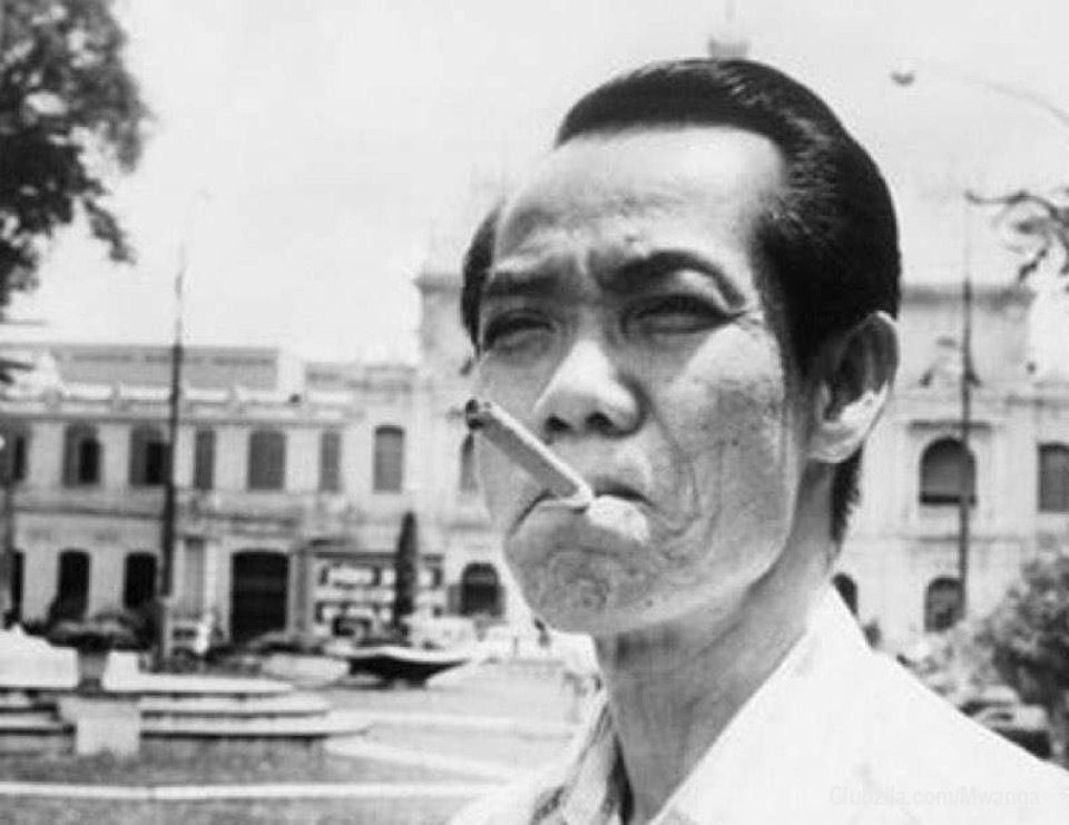 MFAHAMU JASUSI ALIYEWAPA USHINDI VIETNAM DHIDI YA MAREKANI🤯

Mtu huyu alikuwa mwanahabari, kipenzi wa CIA, alikula pamoja na majenerali wa U.S, akawashauri marais, na akaripoti kwa jarida la TIME. 

Lakini kwa siri, alikuwa jasusi mkuu wa Vietnam aliyevujisha ripoti 498 zilizoainishwa ambazo ziliwasaidia kushinda vita. 

Hii hapa story kamili ya jasus huyo.