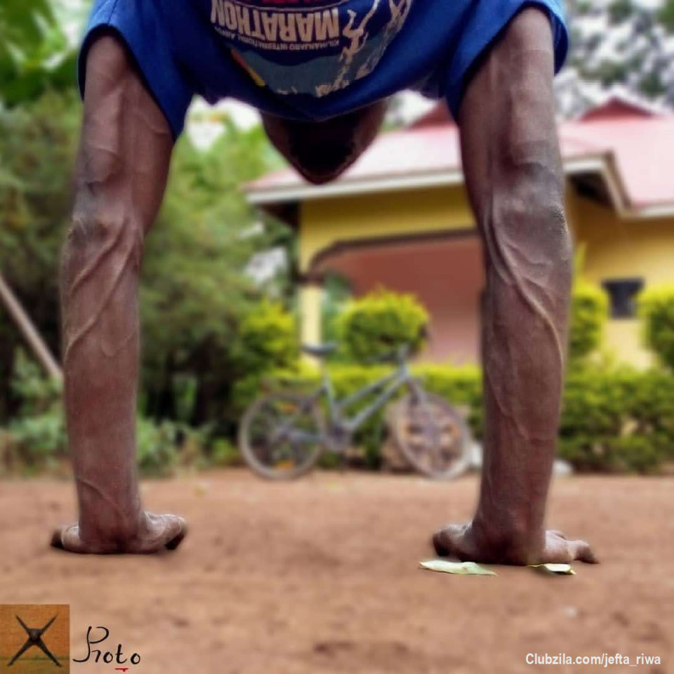 Moja ya faida ya kusimamia mikono ni pamoja na kuchochea mzunguko mzuri wa damu katika mikono na hata kichwani. Tazama picha yangu ikionyesha mikono iliyotuna mishipa ya vena. Hapa nikiwa nimesimama kwa mikono.
•
July 24, 020
11:am